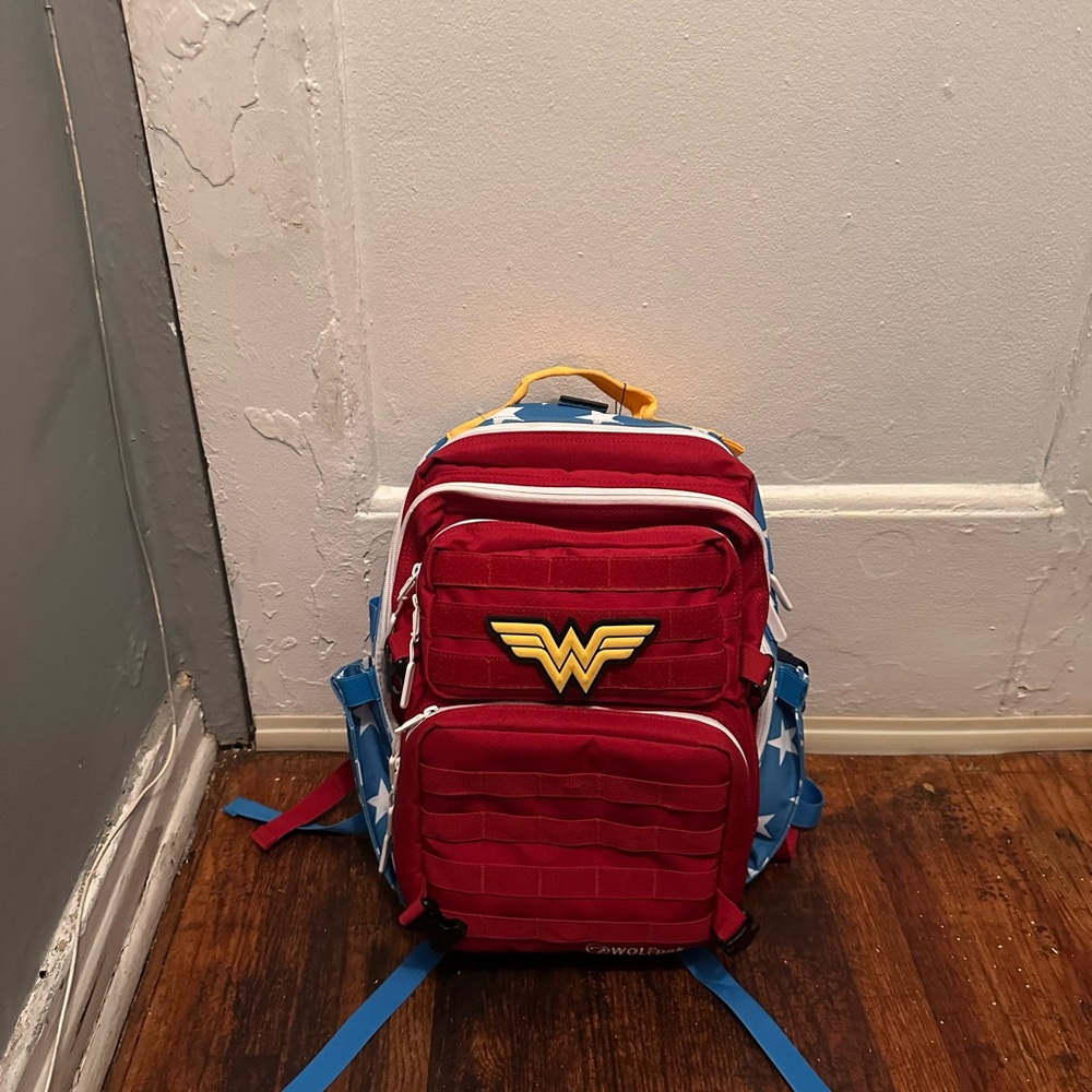 WOLF Wonder Woman - Red and Blue Travel/
lunch  Bag - Picture 4 of 6